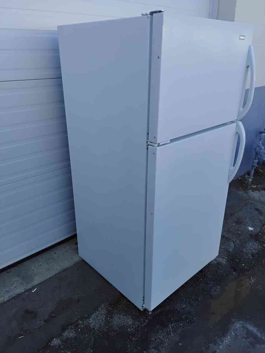 Magic Chef Refrigerator and Freezer Apartment Size Like New