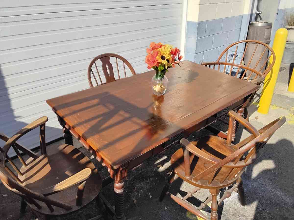 Well Made Wooden Dining Room Table with Chairs Like New