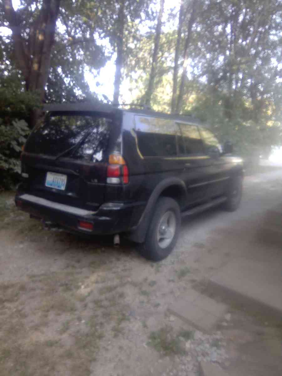 2000 4x4Mitsubish Montero Sport title in hand no leins