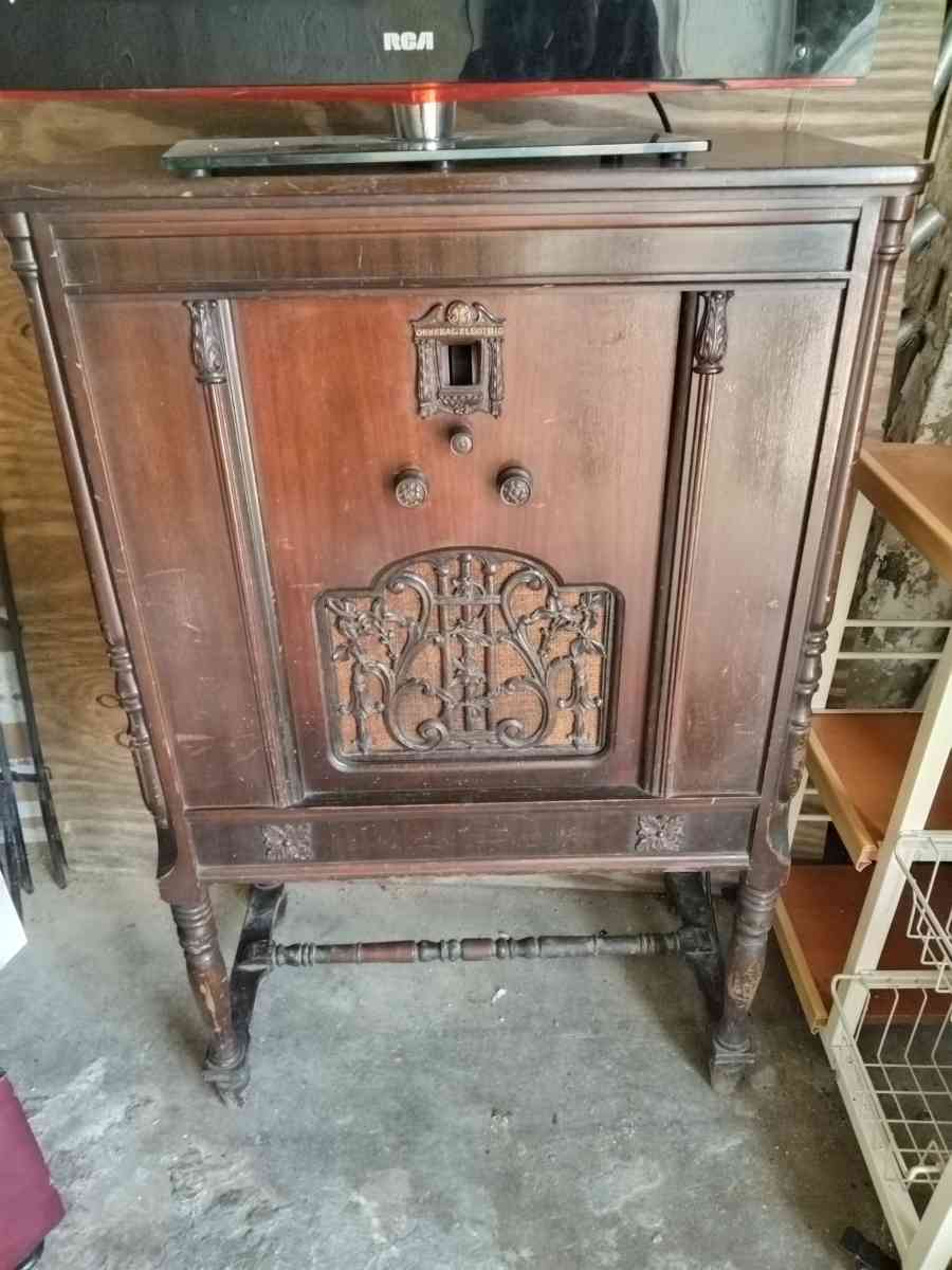 GE 1930s Lowboy Radio