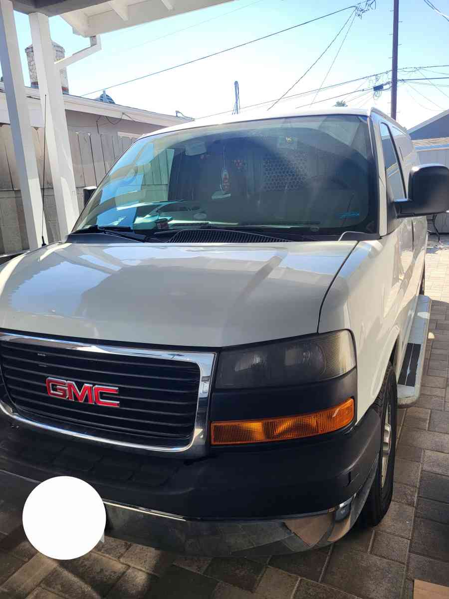2015 GMC Savana Cargo van