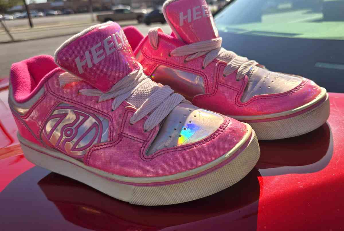Pink Heelys Youth Tennis Shoes Size 6