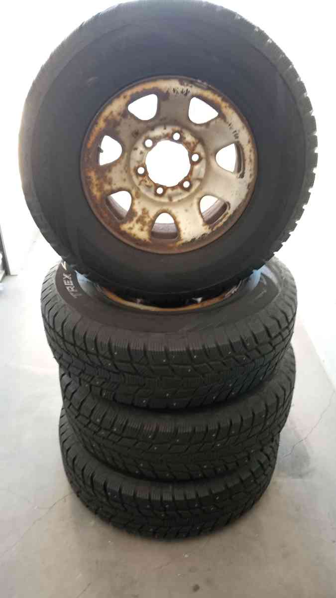 set of 4 tires and wheels R15 is for SNOW