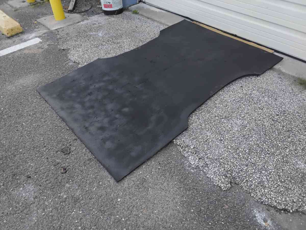 Nice Black 2006 Chevy Colorado Truck bed Mat 6 X 4 OEM