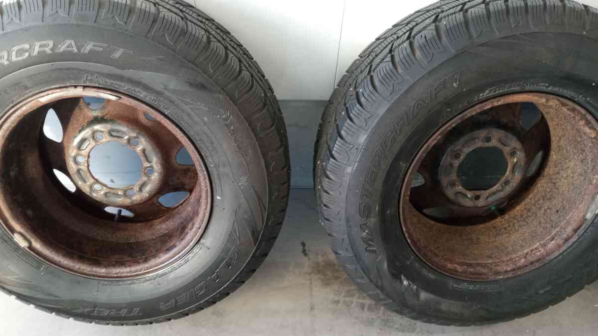set of 4 tires and wheels R15 is for SNOW