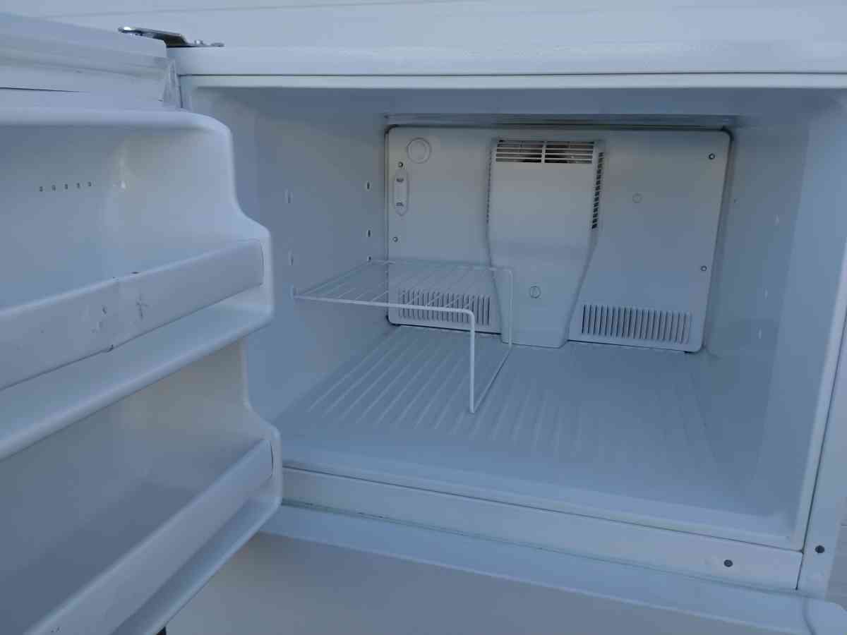Magic Chef Refrigerator and Freezer Apartment Size Like New