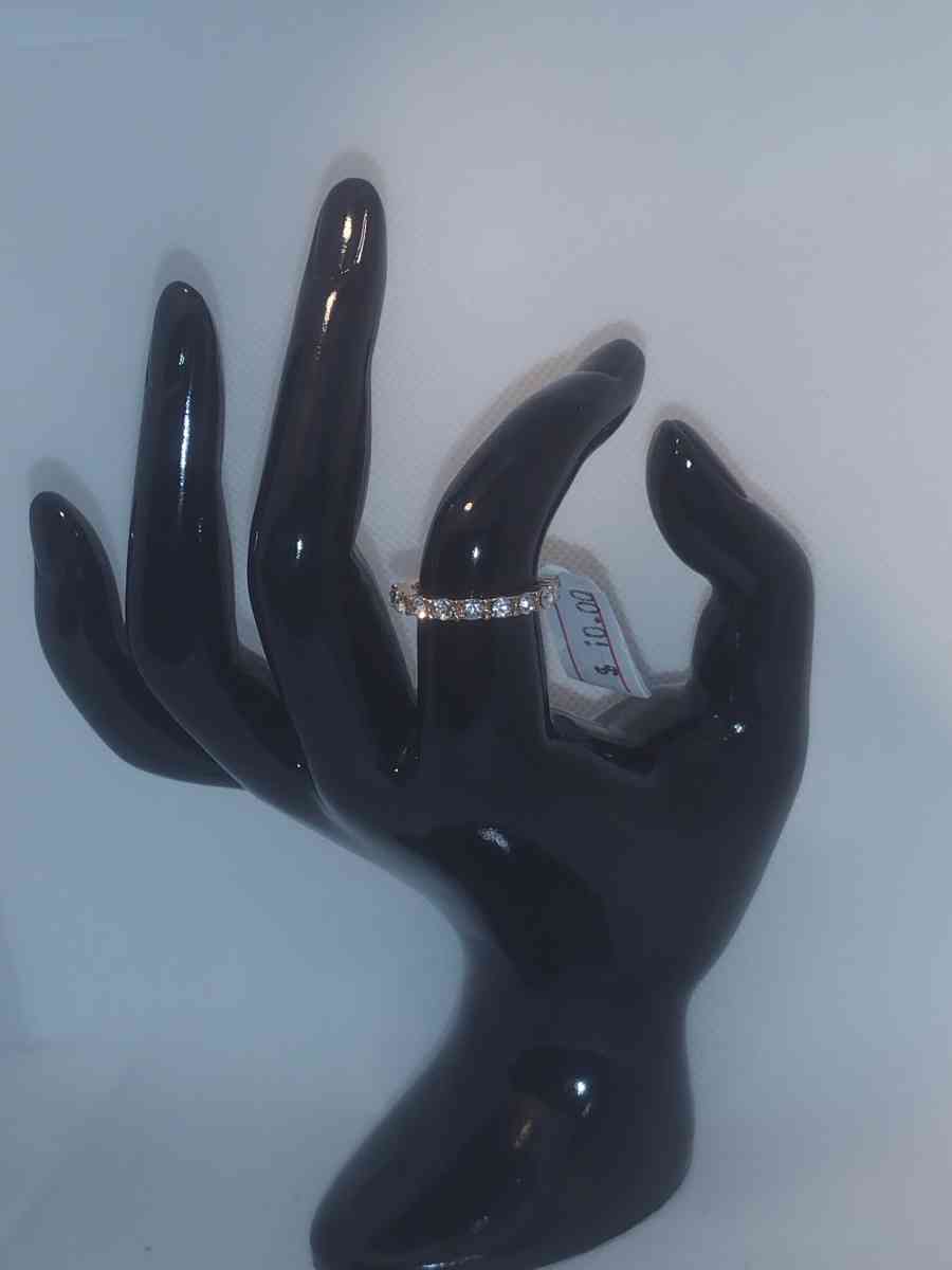 Medium White Stones Chic Rhinestone Ring