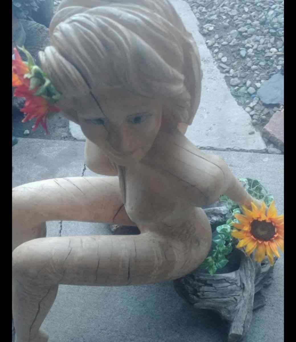 lifesize hand  chainsaw wood woman