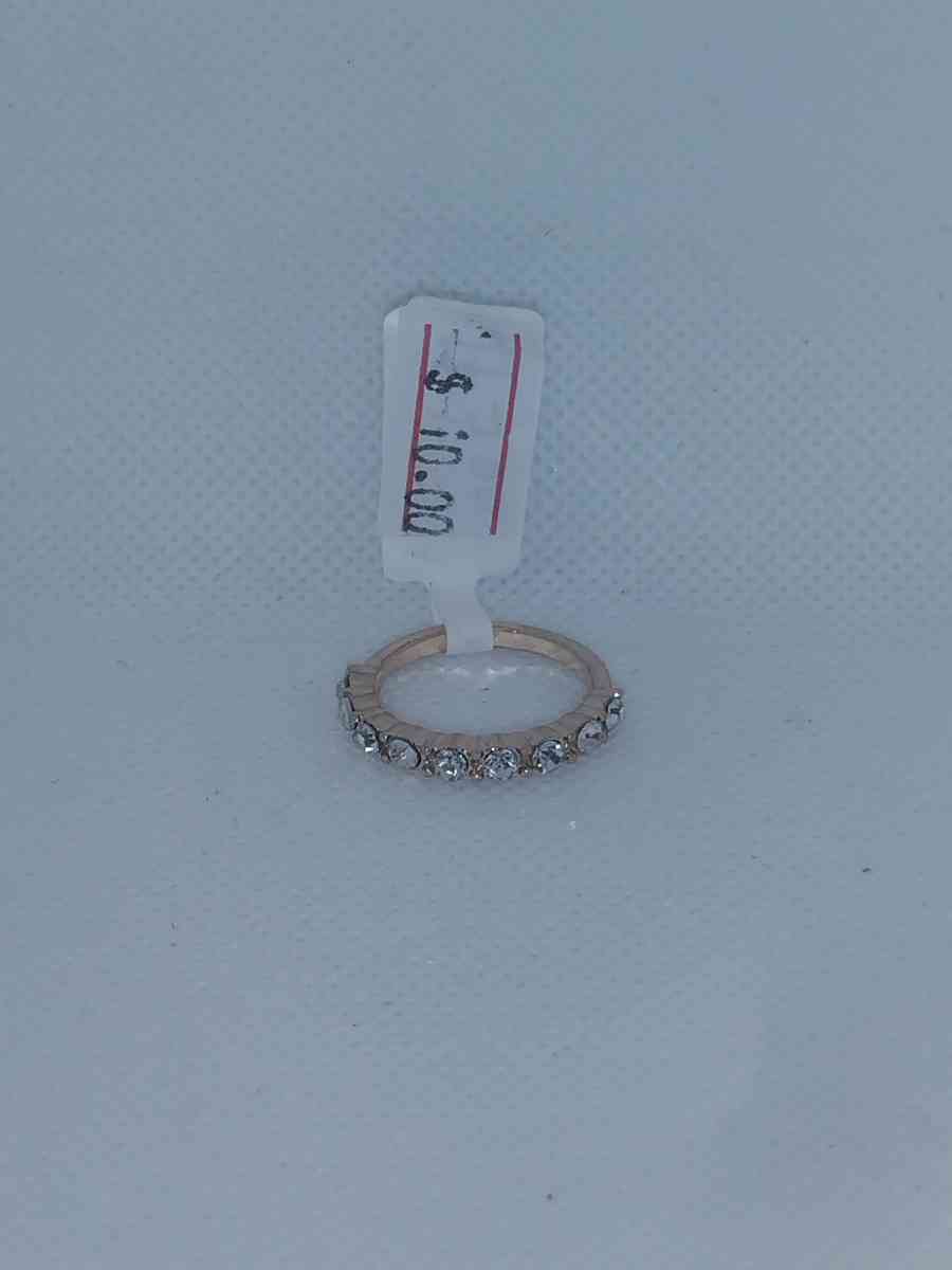 Medium White Stones Chic Rhinestone Ring