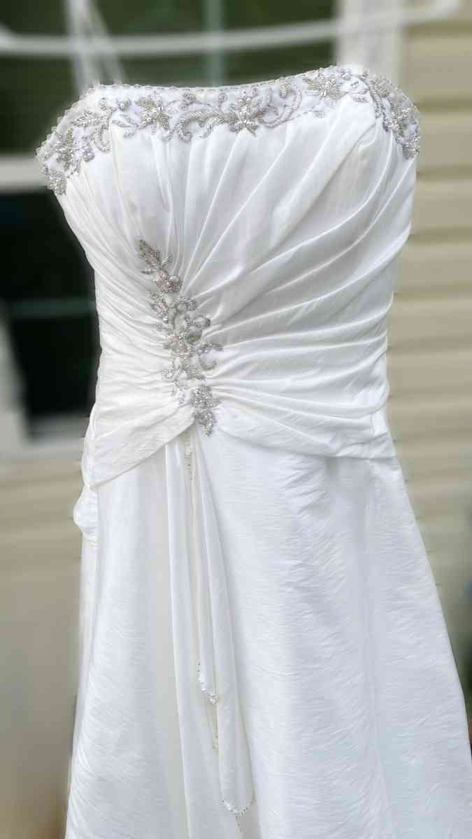 Size w12 DaVinci Wedding Dress Plus Slip Veil