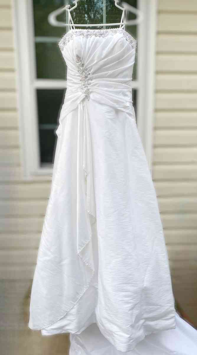 Size w12 DaVinci Wedding Dress Plus Slip Veil