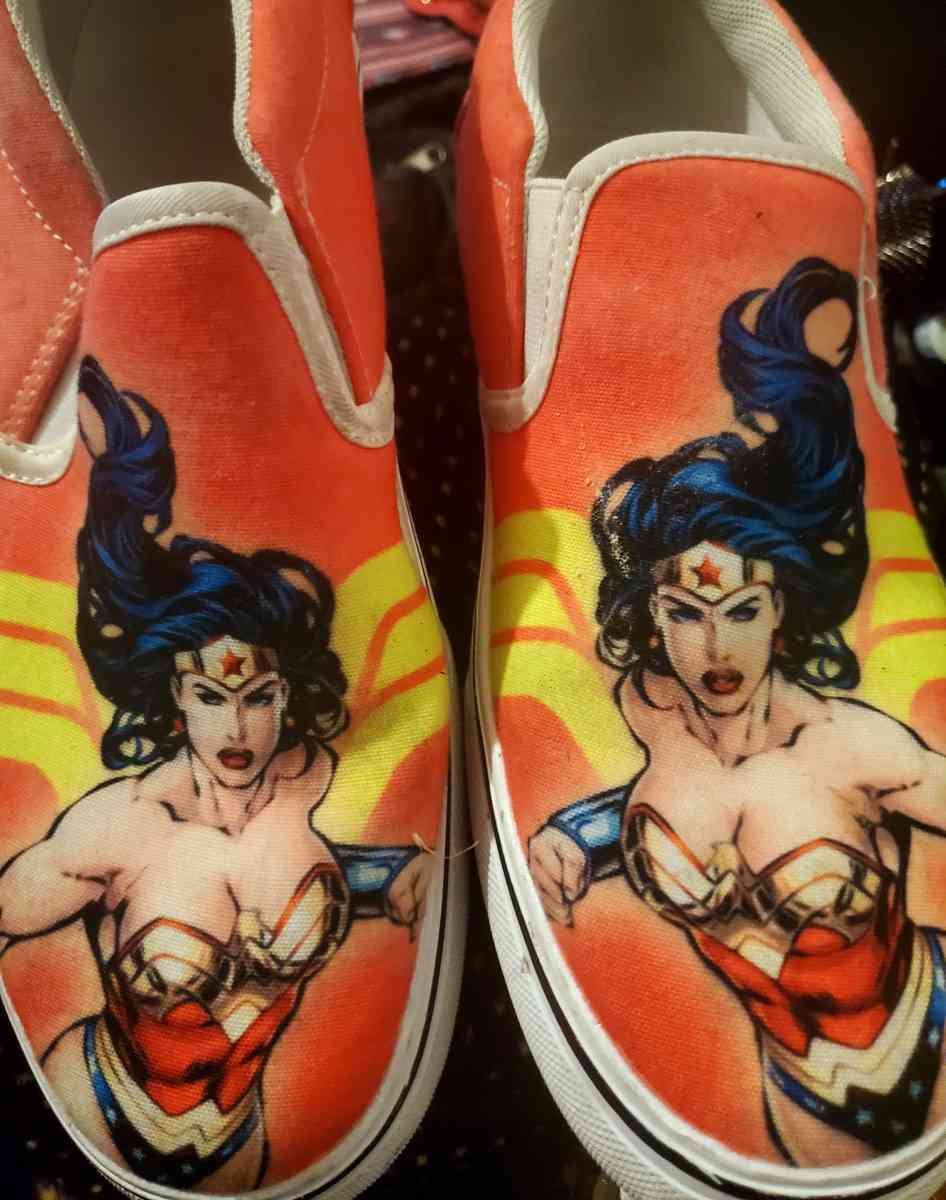 Wonder Woman vans slip on style shoes size womens 9