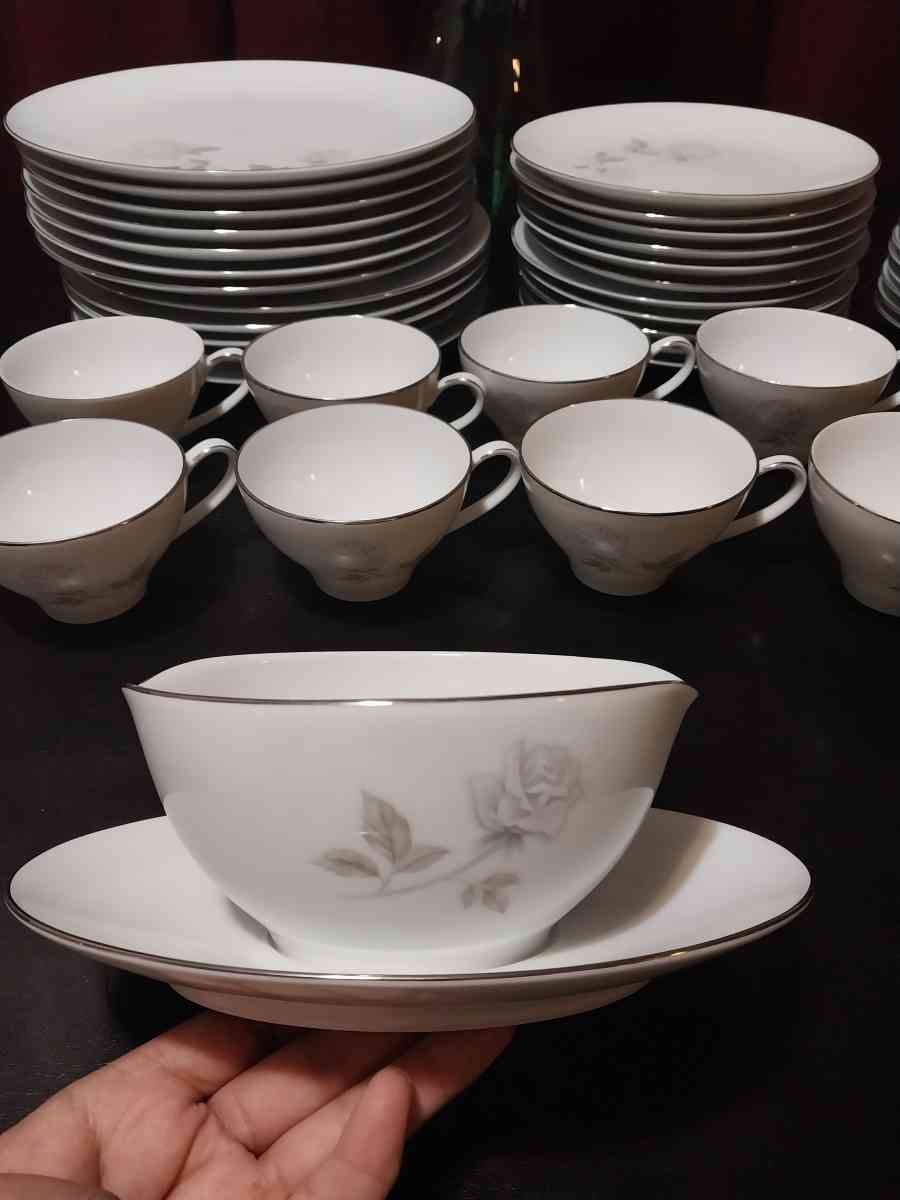 Noritake china Dinner set