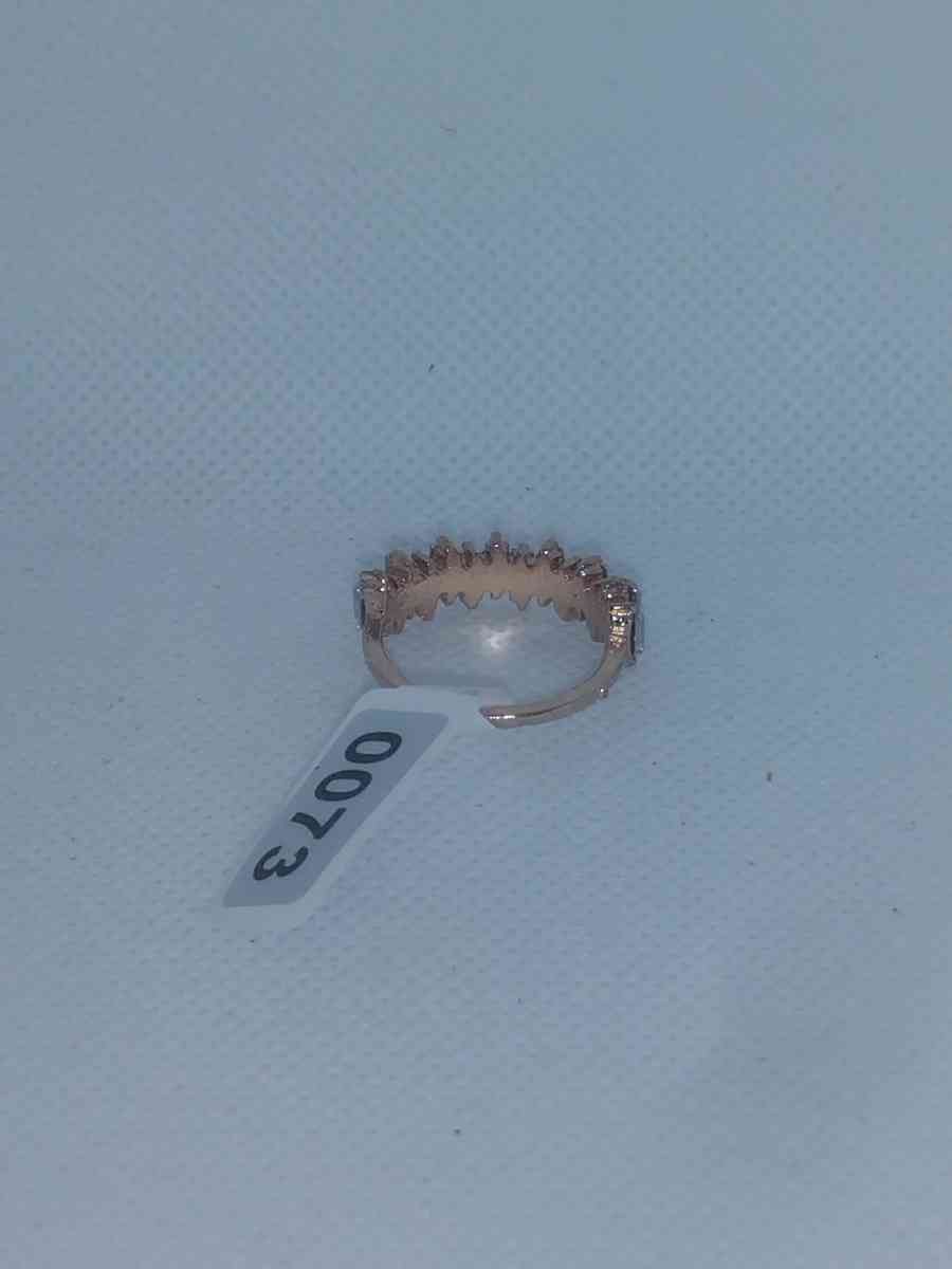 Straight White Chic Rhinestone Ring