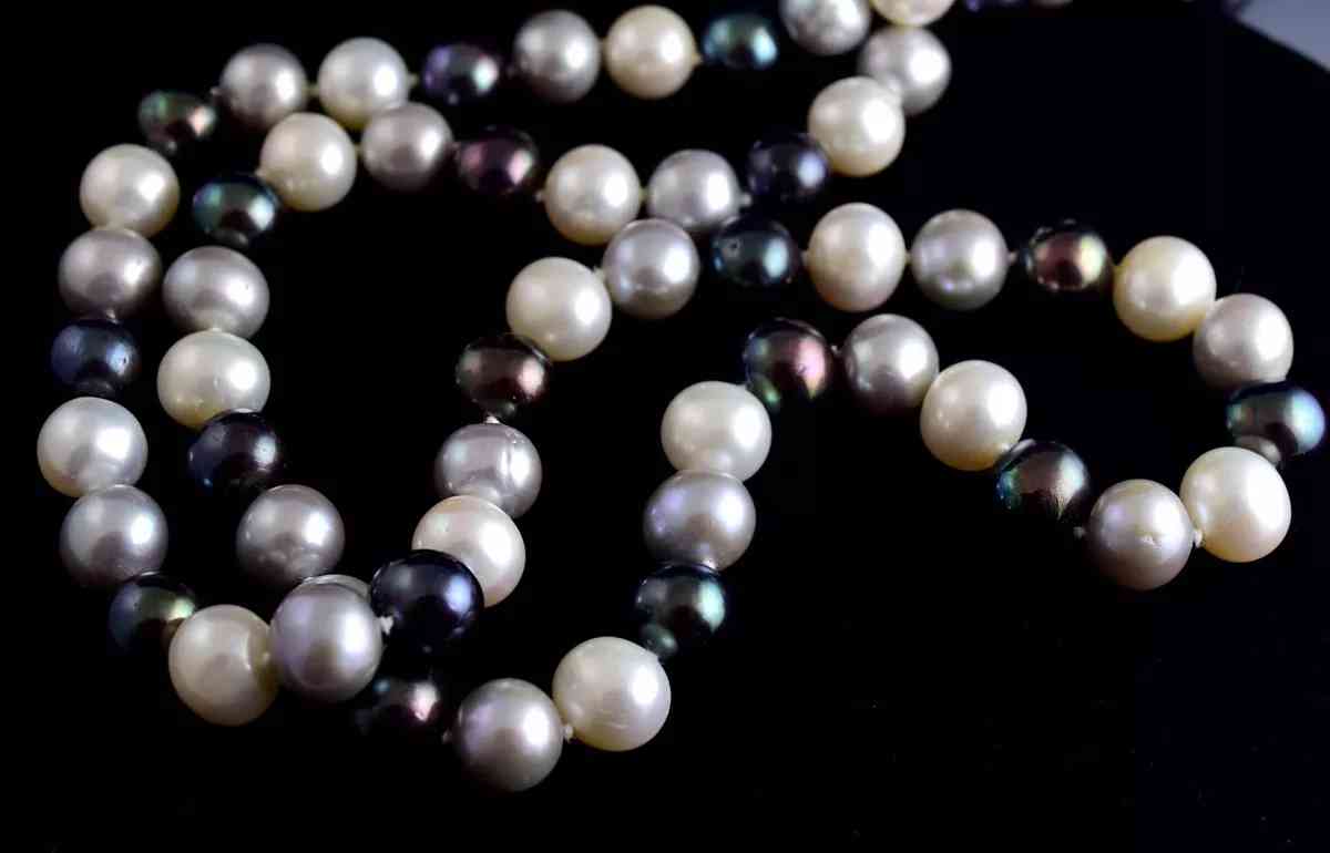 Pearl Necklace black white and gray pearls