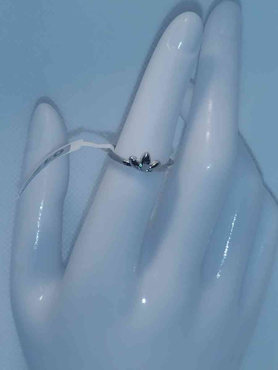 3 Leaf Retro Geometric Ring