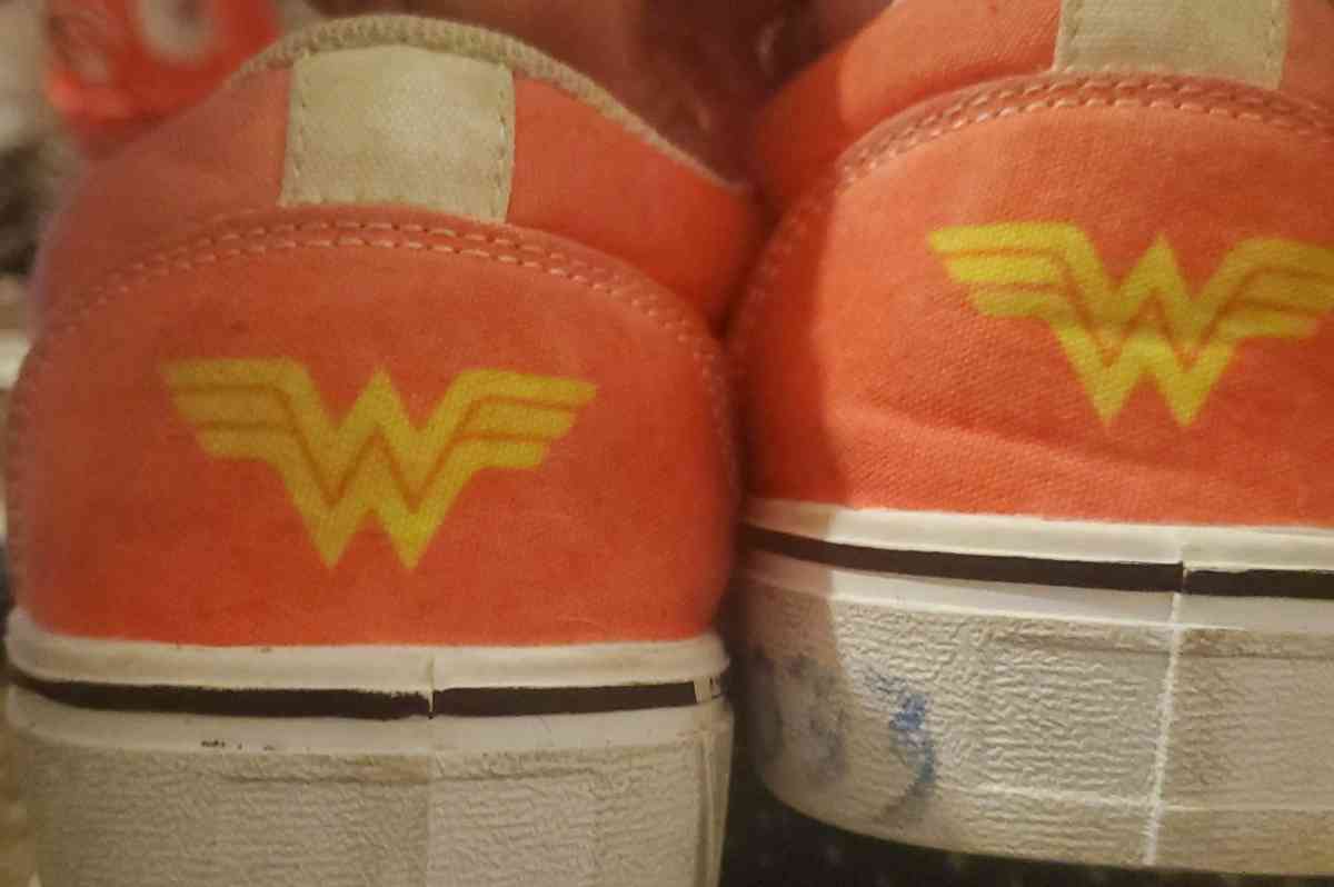 Wonder Woman vans slip on style shoes size womens 9