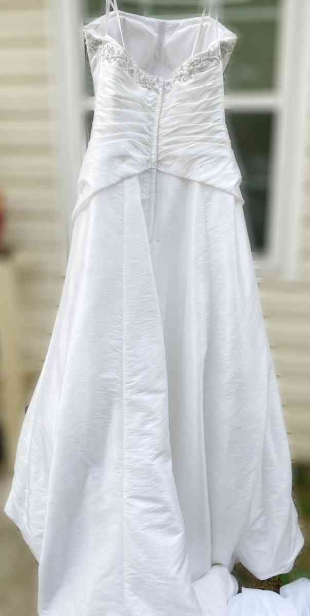 Size w12 DaVinci Wedding Dress Plus Slip Veil