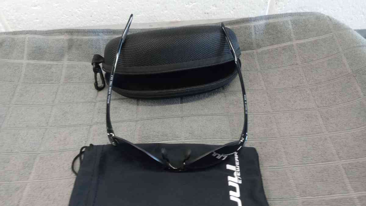 the sunglasses type aviator 58 m