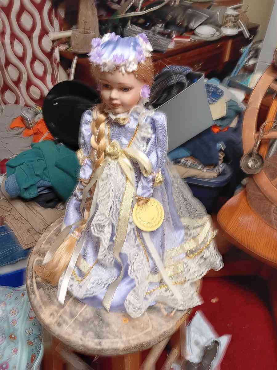 porcelain dollsshoestoys