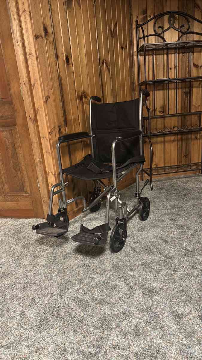Transport wheelchair