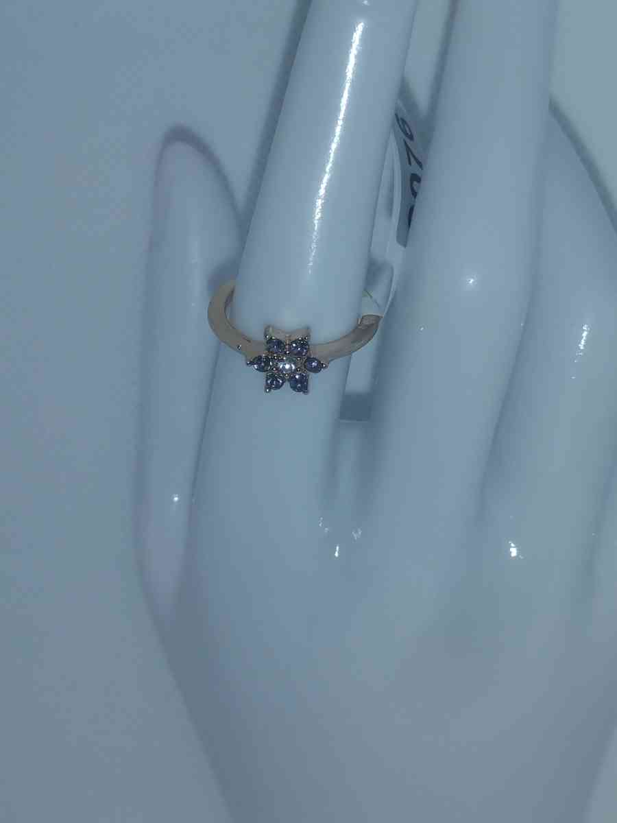 White Flower Chic Rhinestone Ring