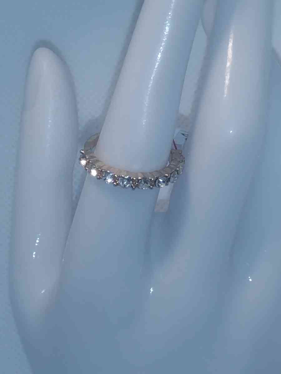 Medium White Stones Chic Rhinestone Ring