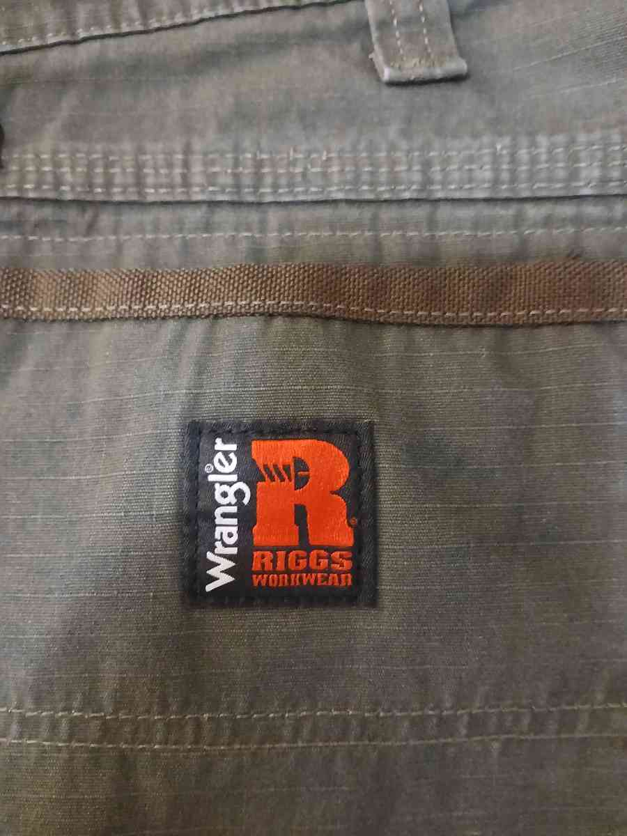 Wrangler work cargo pants 34x32