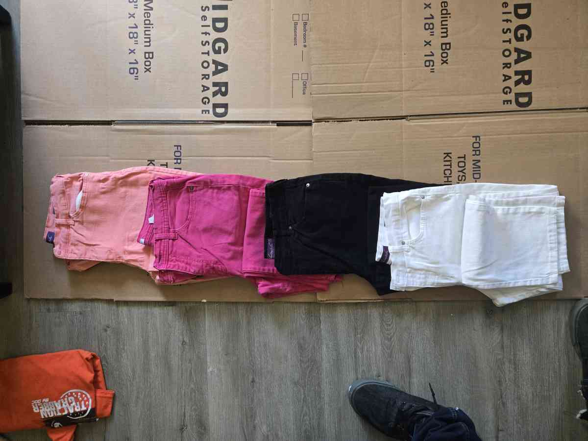 women Gloria Vanderbilt pants 4 pairs