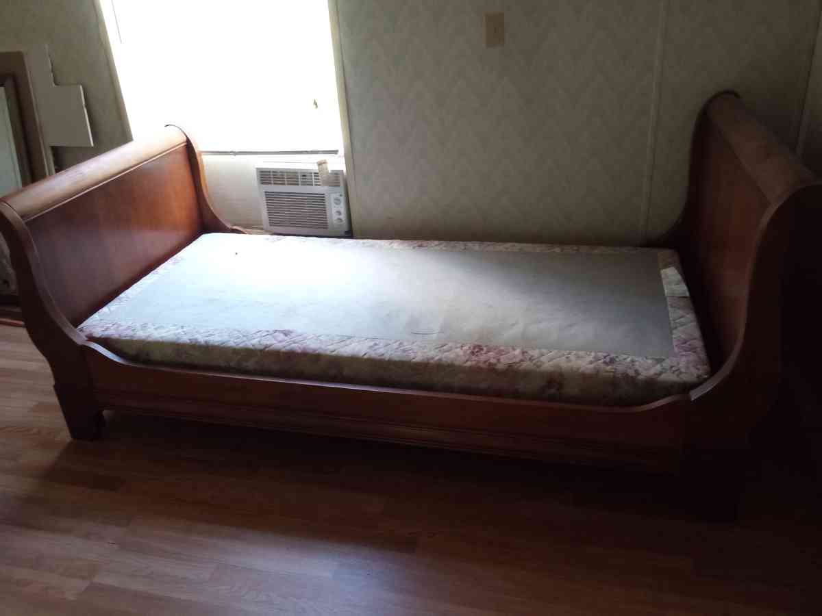 sleigh bed