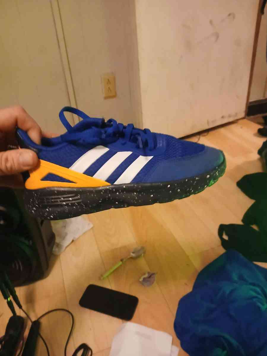 Adidas boys shoes size 5 like brand new