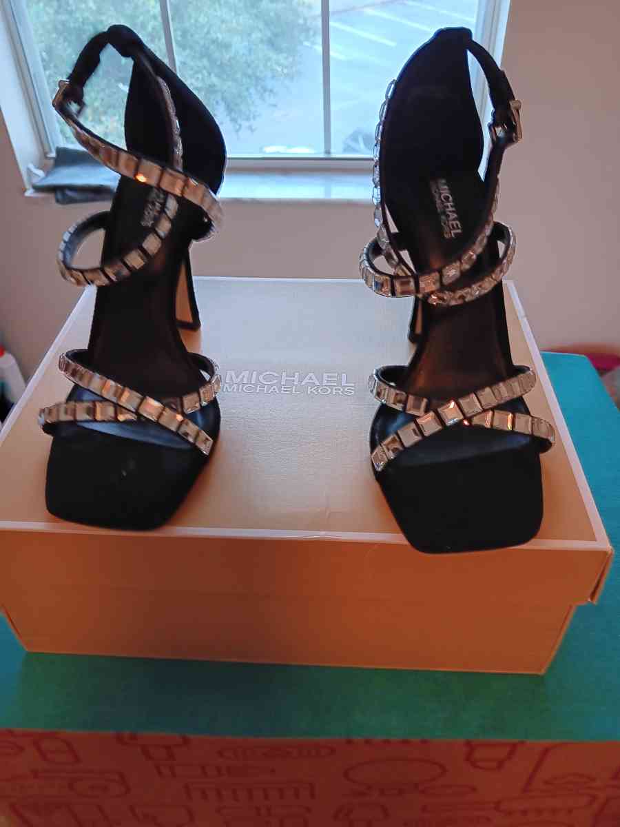 Sandalias negras y plateadas