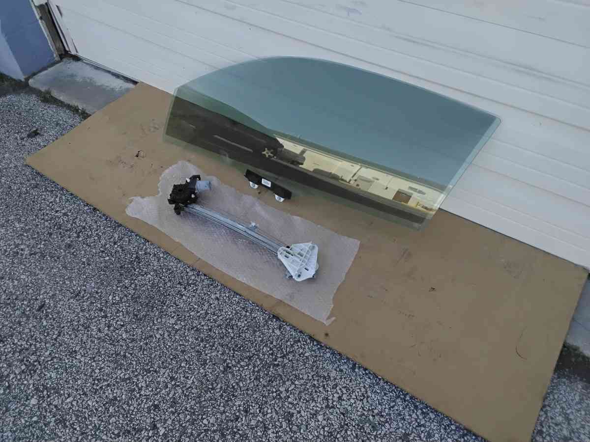 2018 Honda Civic Left Front Door Glass and Window Regulator