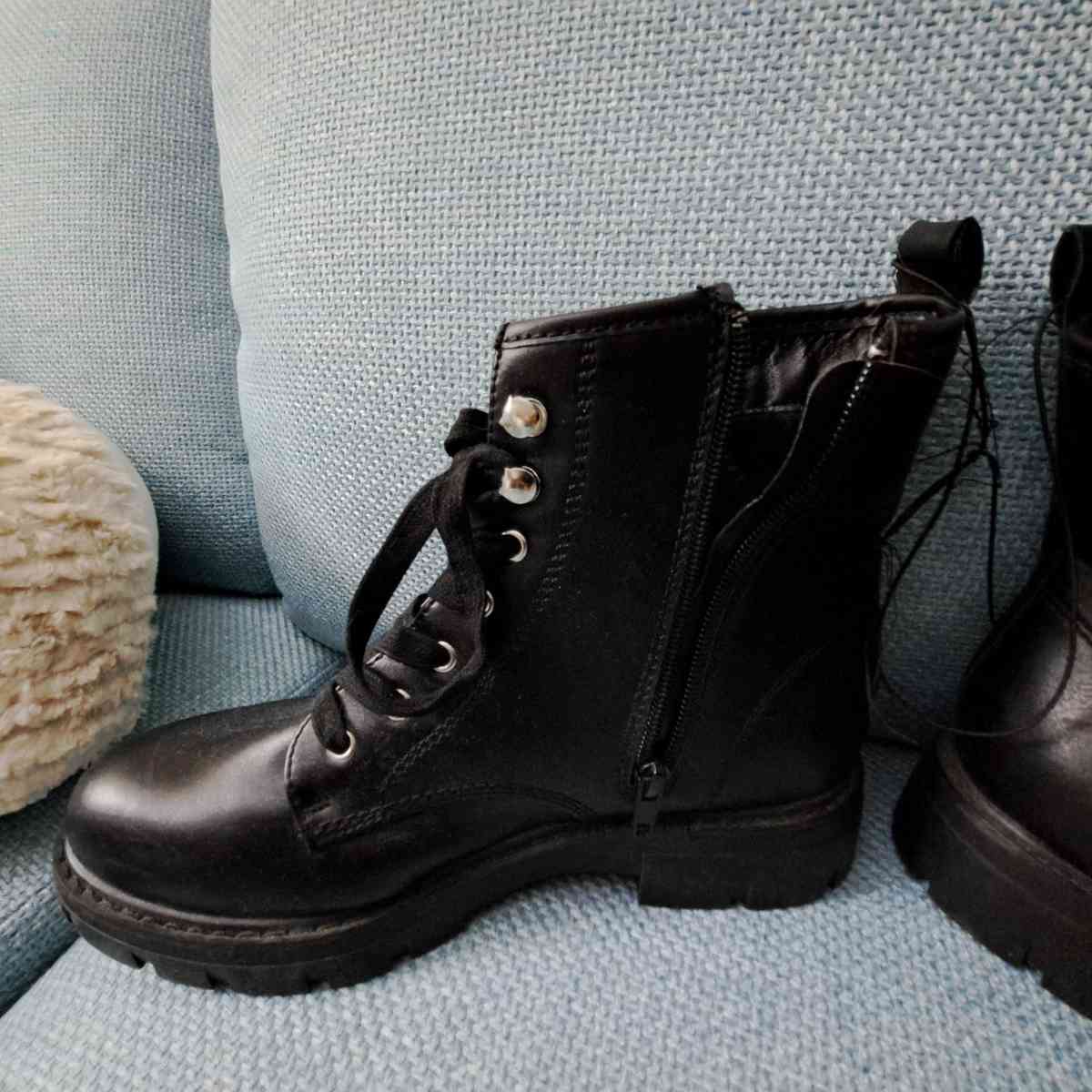 New Womans Black Leather Boots Size 9