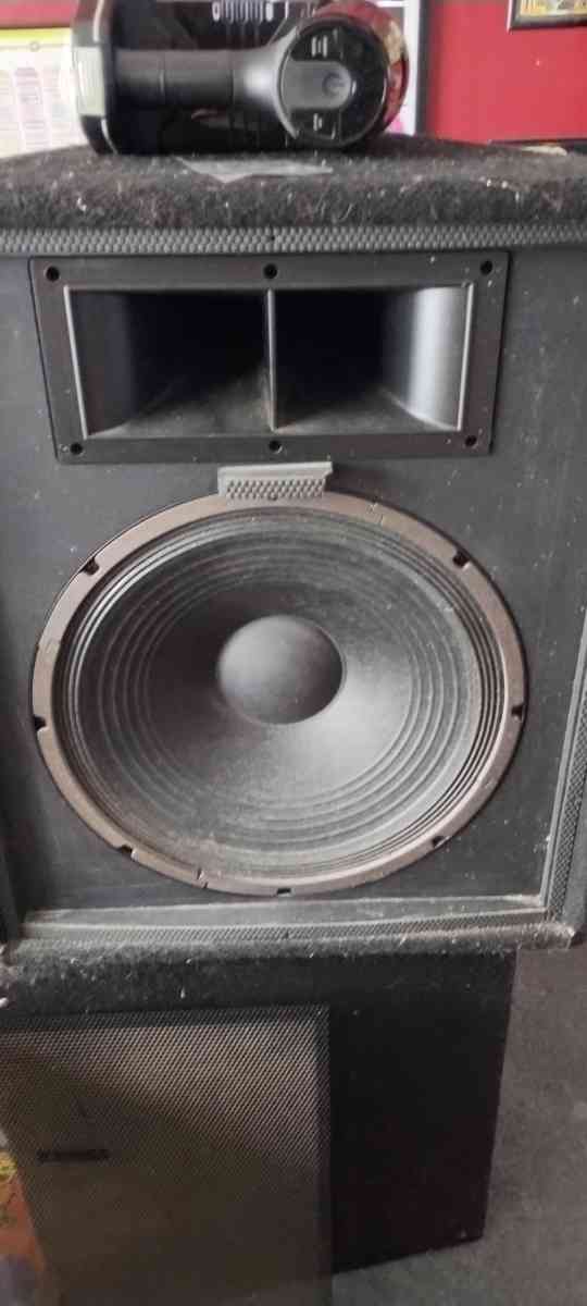 Pair of Fender 115xp powered speakera