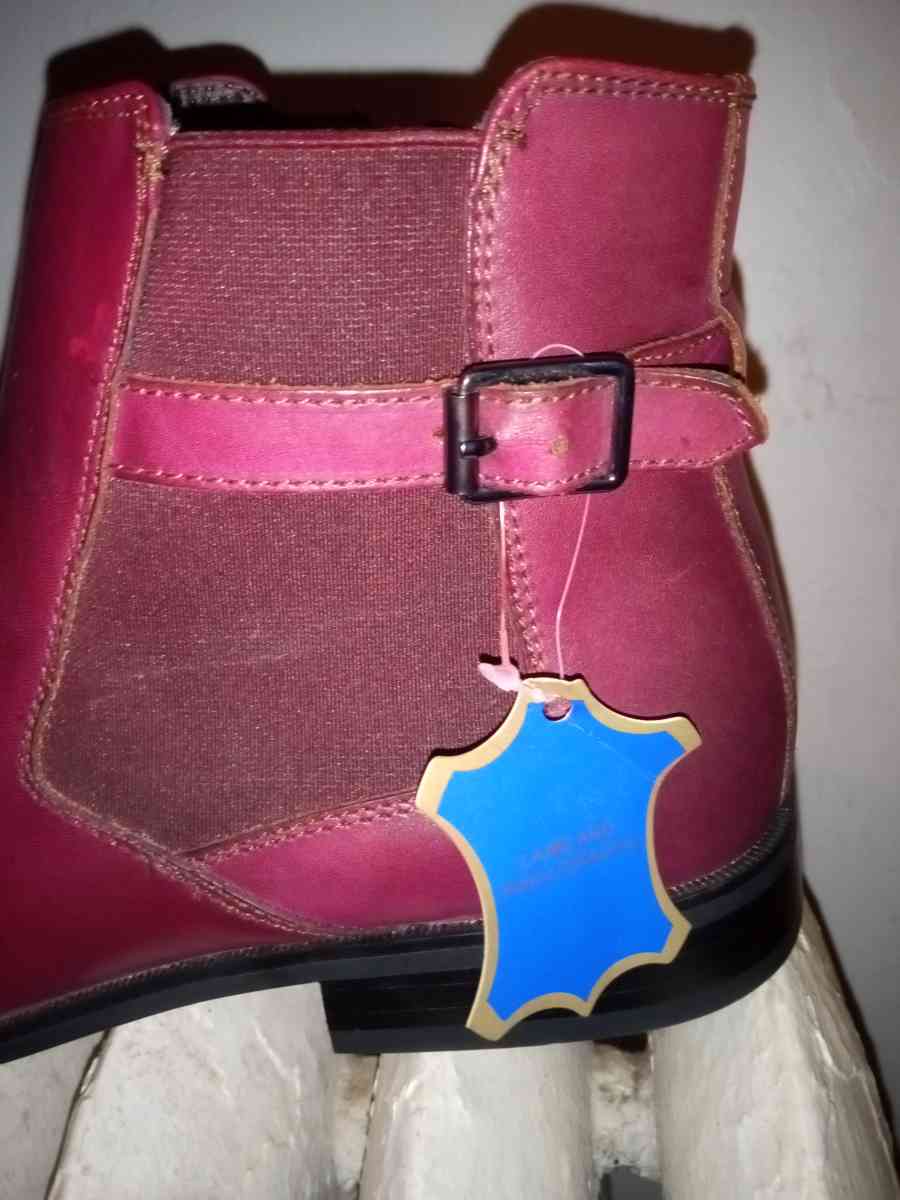 SELLING MY BRAND NEW NEVER USED LA MILANO BURGUNDY SHOES