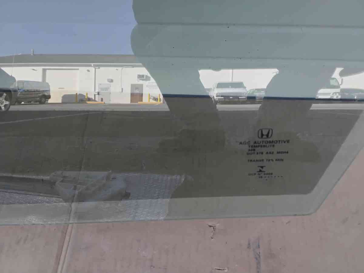 2018 Honda Civic Left Front Door Glass and Window Regulator