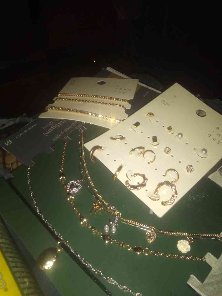 Assorted womans Jewelry