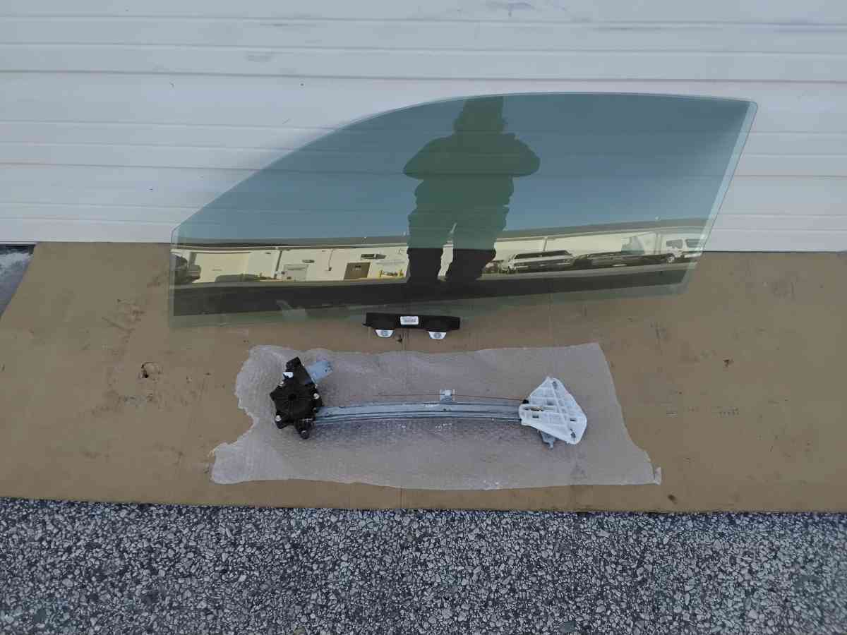 2018 Honda Civic Left Front Door Glass and Window Regulator
