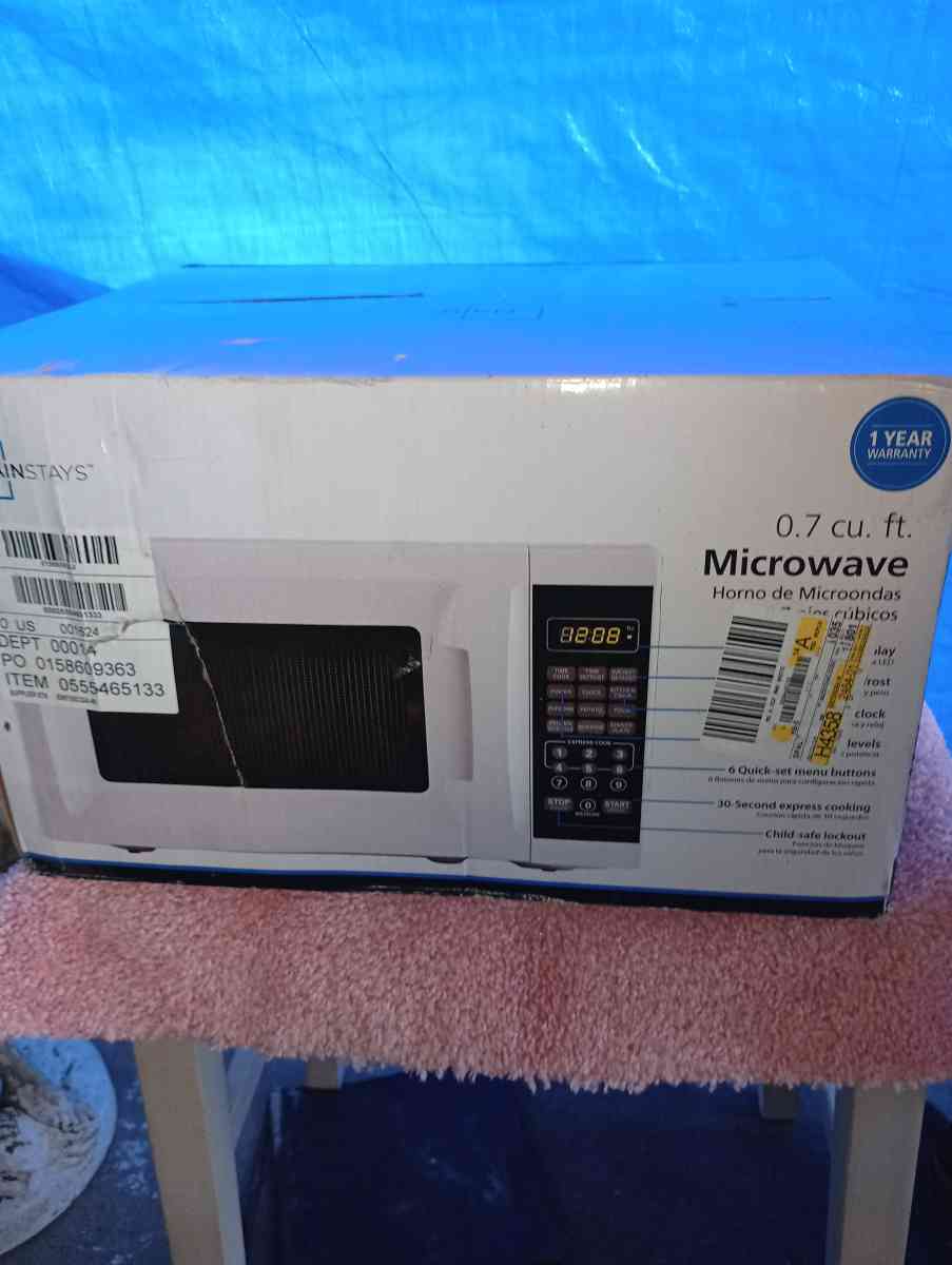 Mainstays Small 07 CU FT 700W Compact Size Microwave
