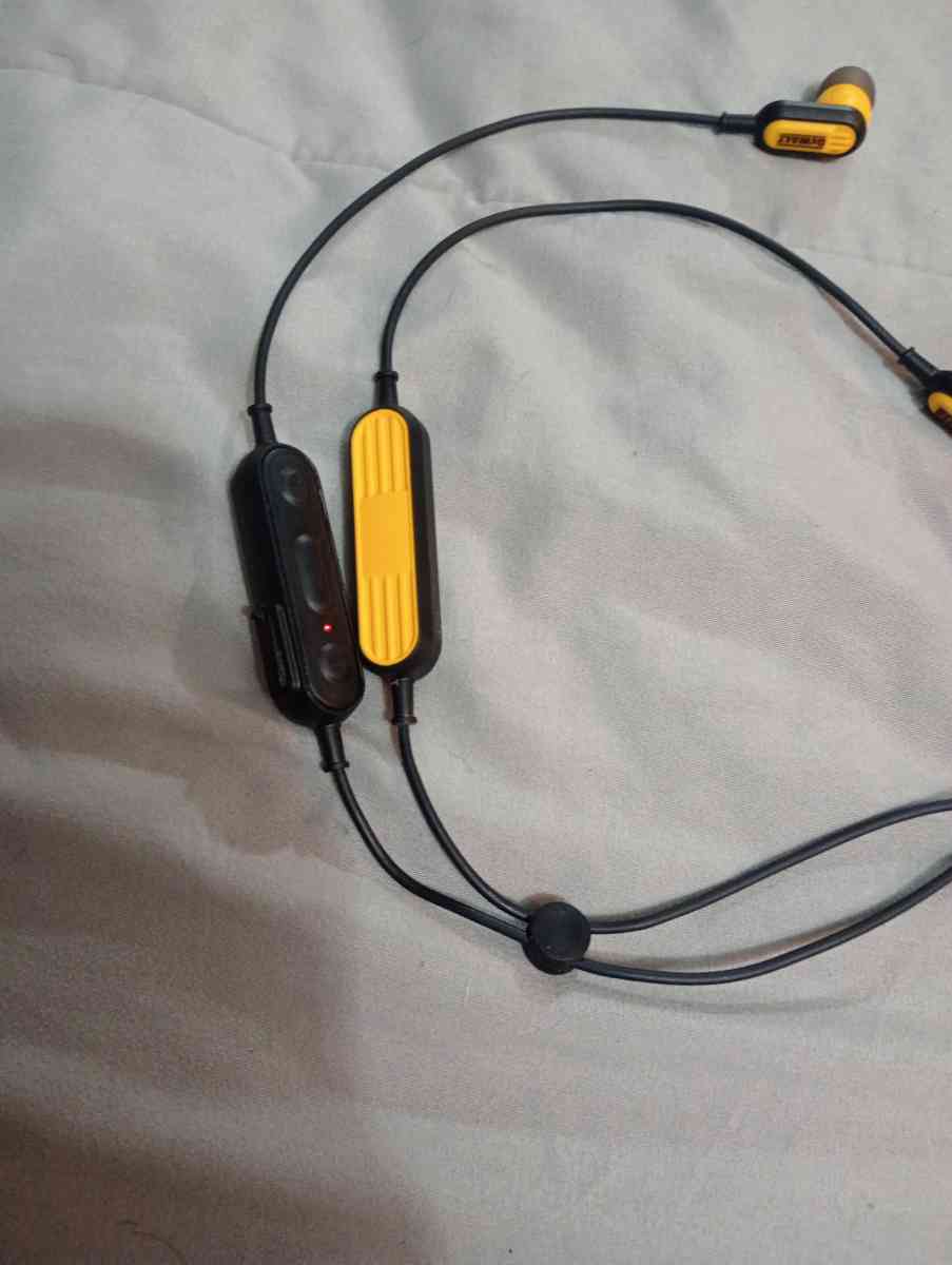 DeWalt noise cancellation Bluetooth earphones