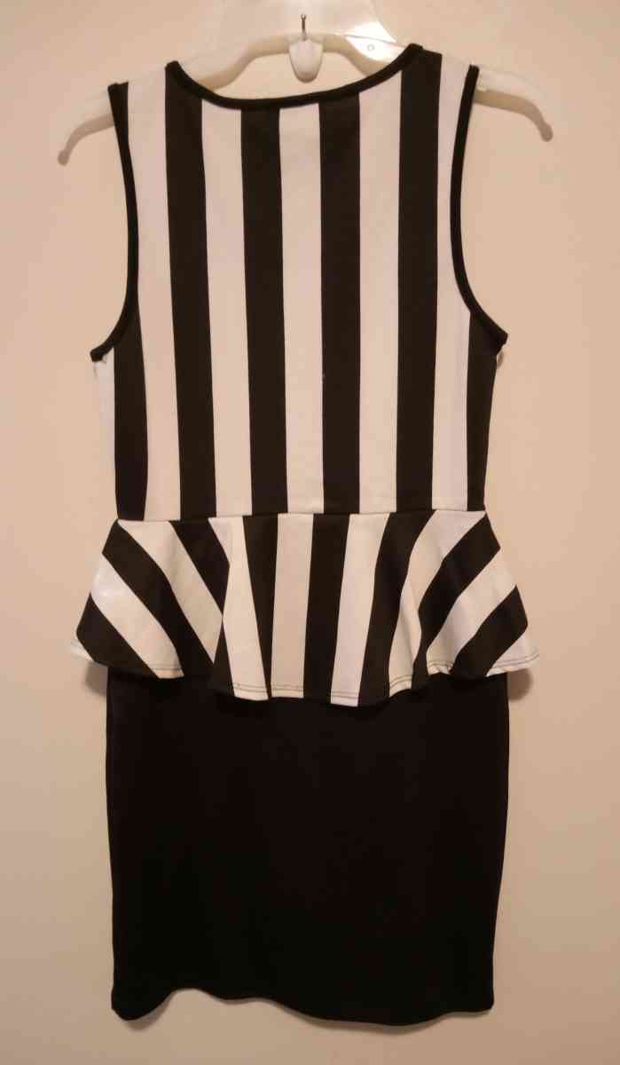 ladies black and white sleeveless dress