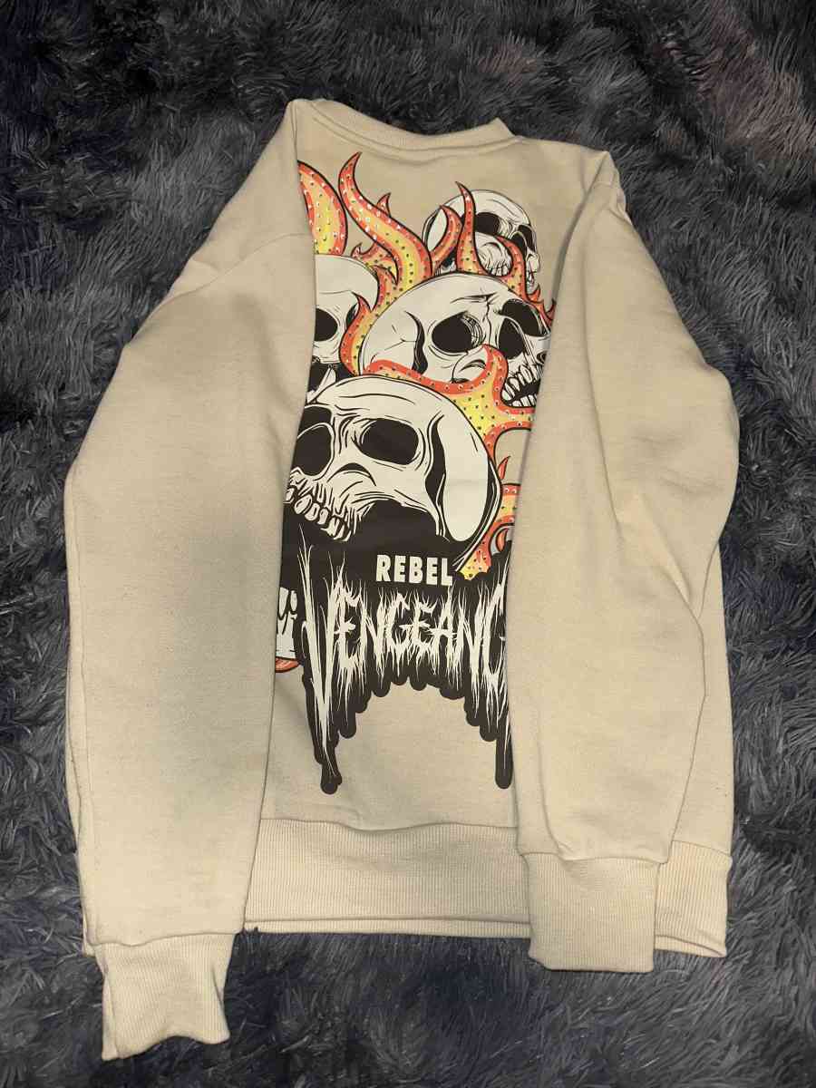 sweatshirt with skulls