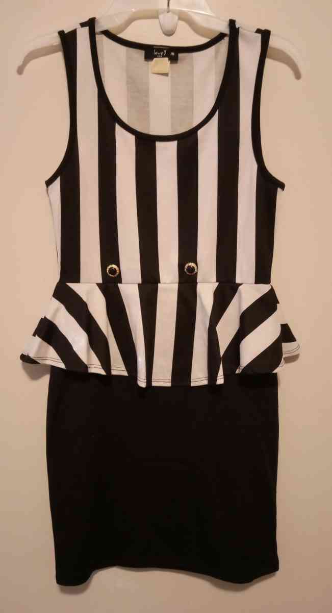 ladies black and white sleeveless dress