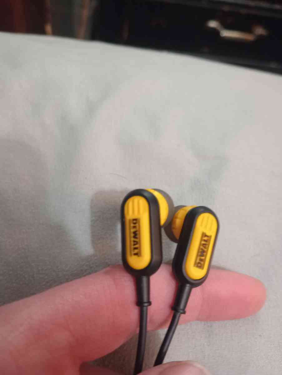 DeWalt noise cancellation Bluetooth earphones