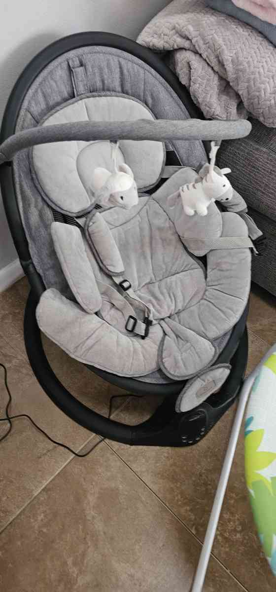 Electric baby swinger