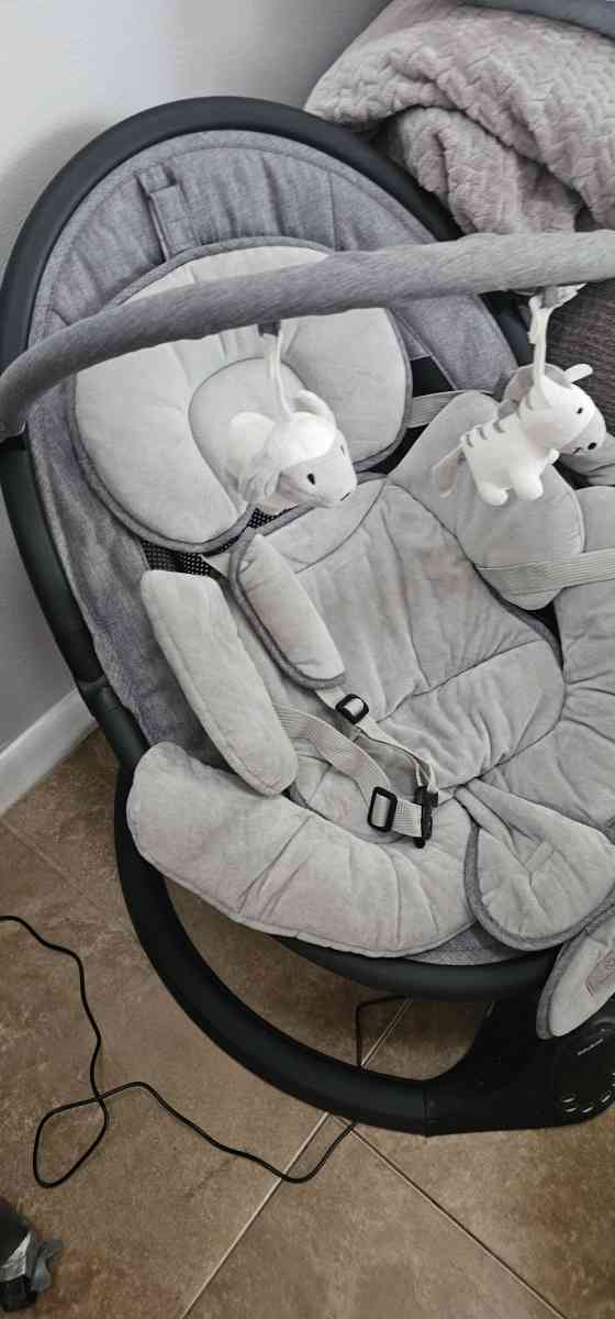 Electric baby swinger