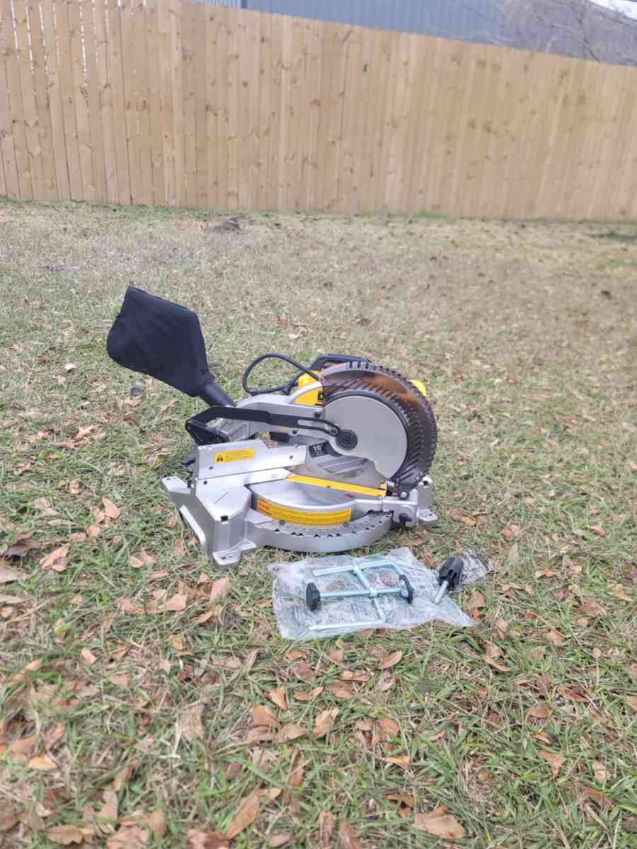 Miter Saw Dewalt DWS713 ELECTRIC  Like New Working Very Good