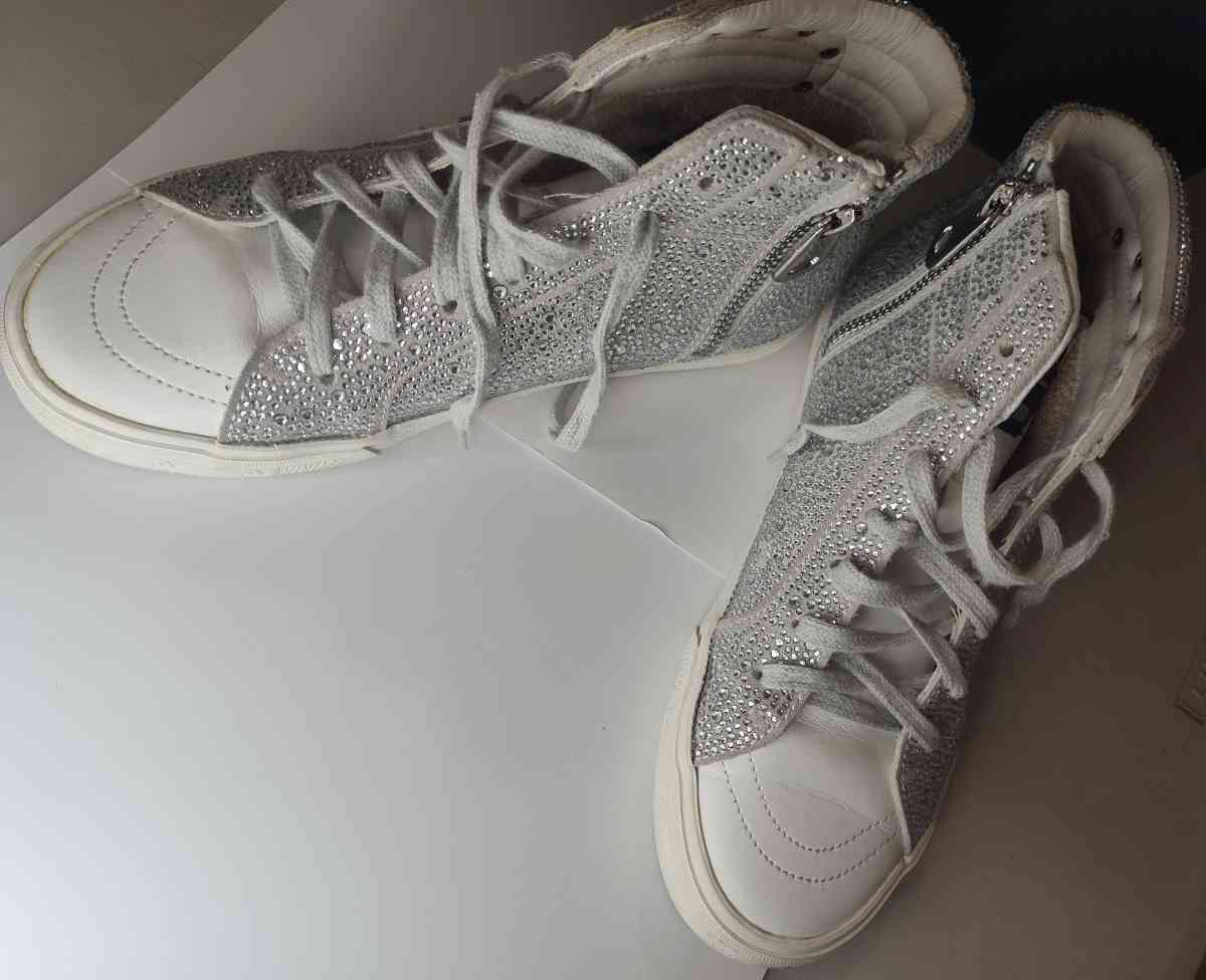 Bonitos tenis marca VH original design