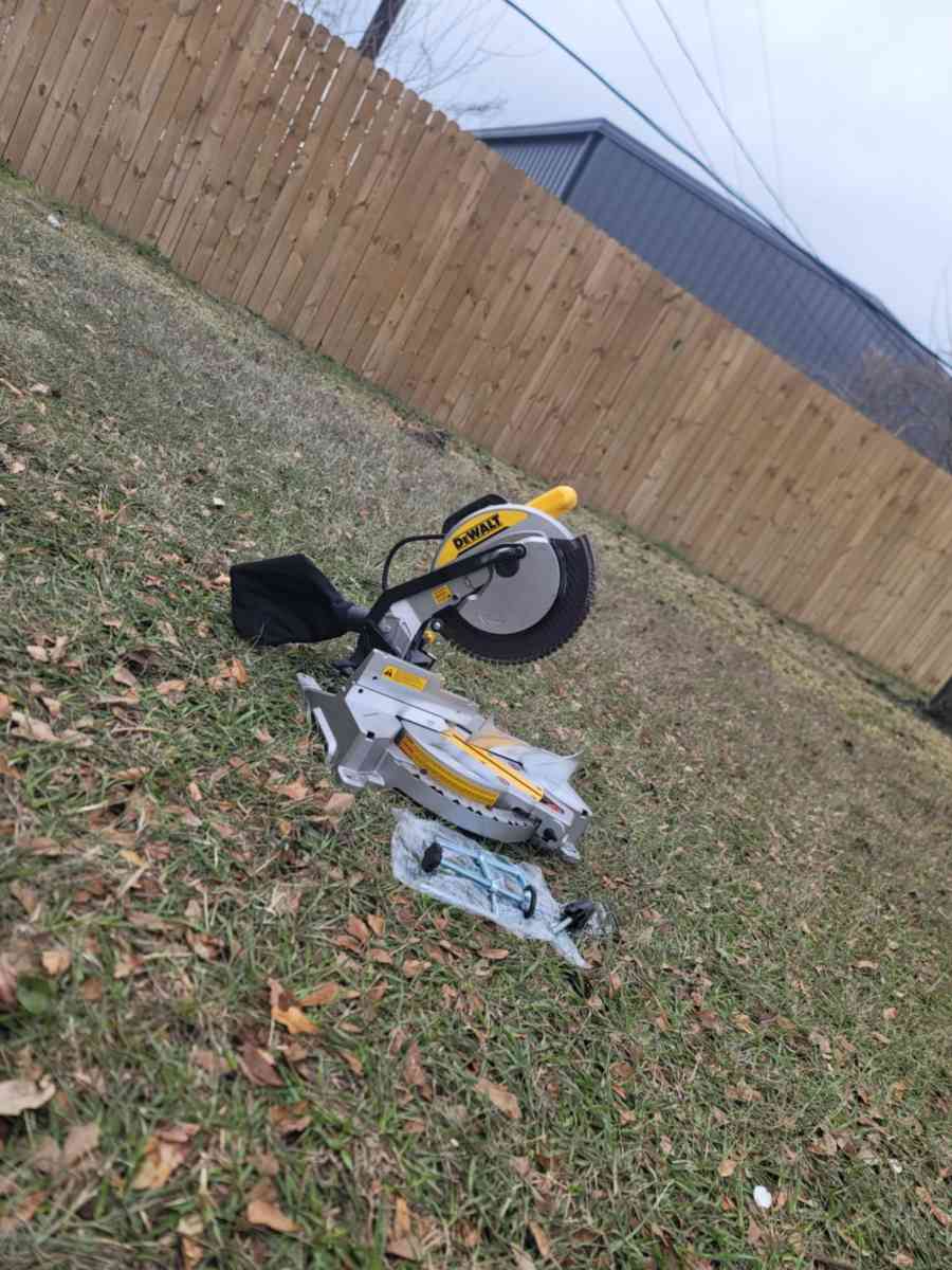 Miter Saw Dewalt DWS713 ELECTRIC  Like New Working Very Good